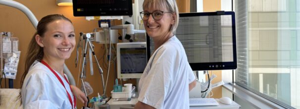 Eine Auszubildende und ihre Praxisanleiterin auf der Intensivstation.