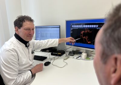 Der Leitende Oberarzt Dr. Rödel in der neurovaskulären Sprechstunde.